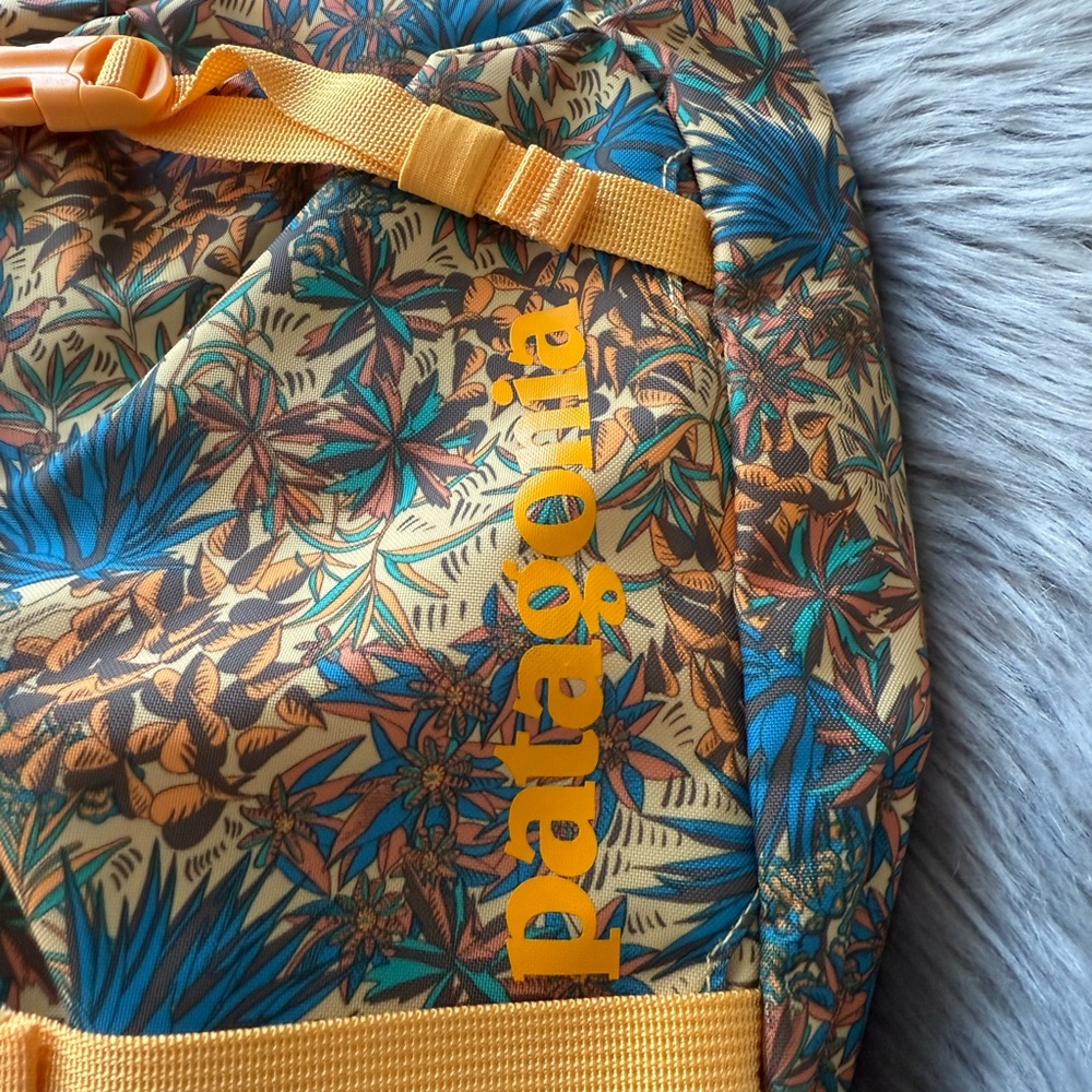 Patagonia Atom Sling Bag 8L in Saffron Yellow - Picture 2 of 11